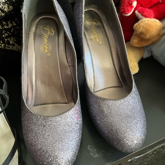 Silver pumps w silver sparkles size 10 wore once for the prom - Picture 2 of 2